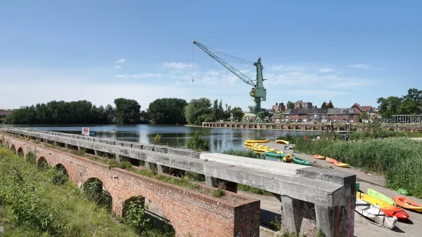 lichaam-van-jongetje-9-in-sporttas-in--het-water-gevonden-stiefvader-opgepakt