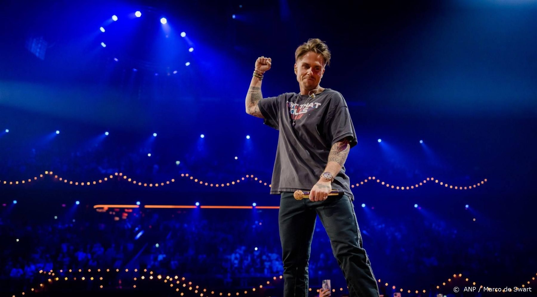 andre-hazes-aan-de-gemberthee-tijdens-concert-in-ahoy