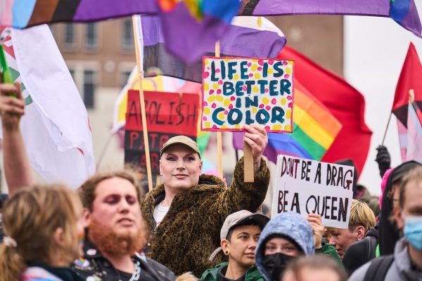 Demonstraties tegen voorleesmiddag dragqueens