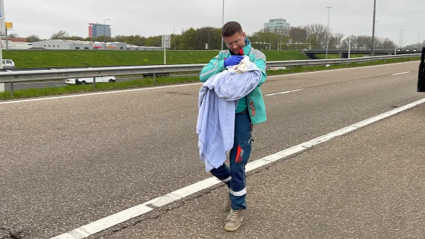 Bevallen op afrit A3: rit naar ziekenhuis nét te lang voor deze vrouw