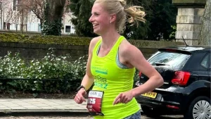 Thumbnail voor Hoogzwangere hardloper Lesley (33) finisht als tweede op 10 kilometer: 'Beter dan als een zoutzak op de bank'
