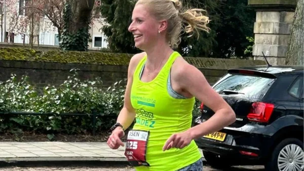 Hoogzwangere hardloper Lesley (33) finisht als tweede op 10 kilometer: 'Beter dan als een zoutzak op de bank'