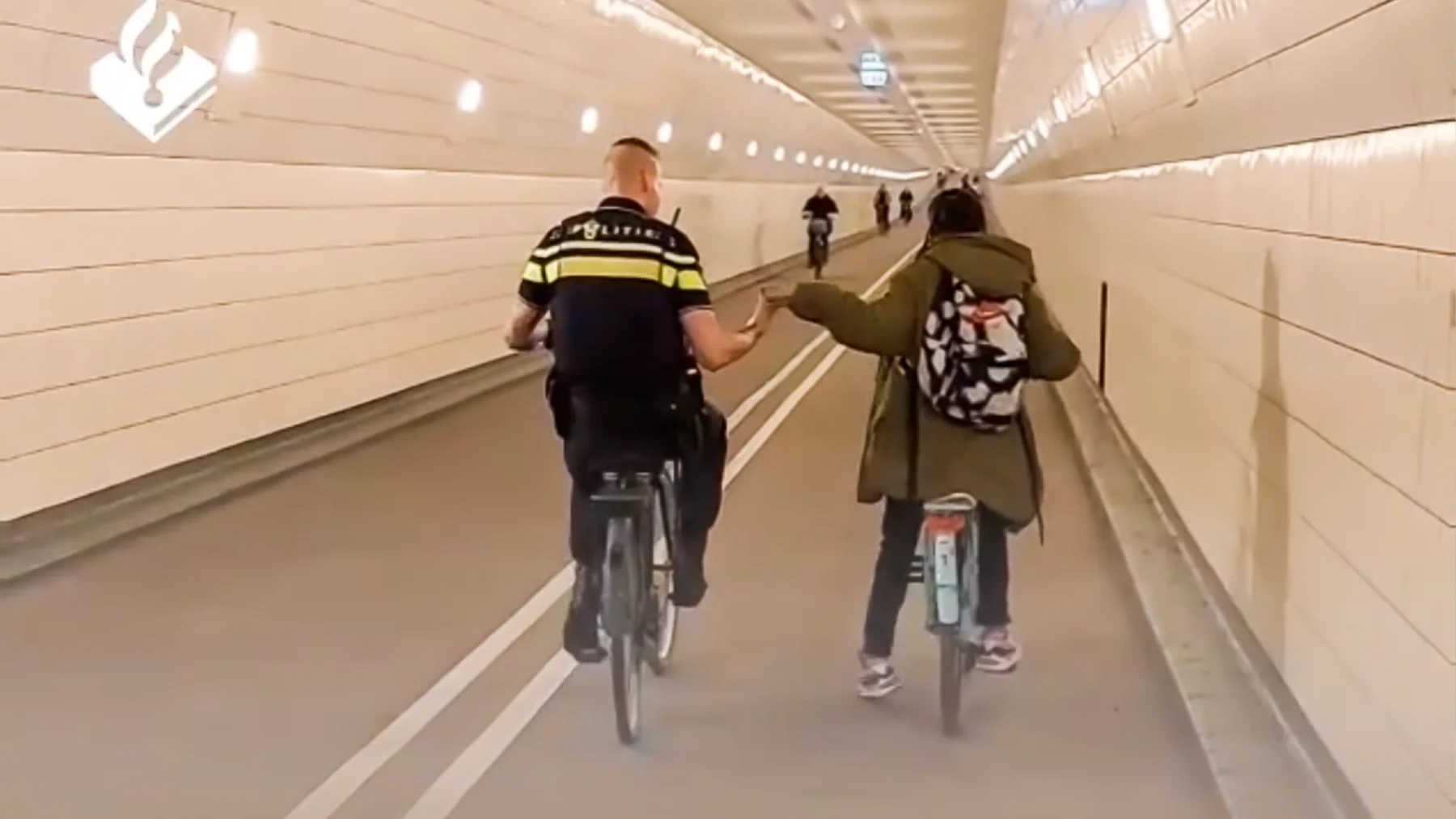 Agent Niels Visser verricht een heldendaad en brengt gevallen meisje thuis: 'Ze stond huilend langs de weg'