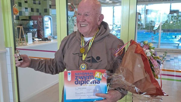 Formid-A-bel: Jurrie (78) haalt zijn zwemdiploma A