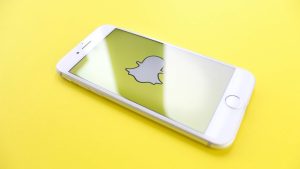 Thumbnail voor Snapchat heeft nieuwe functie en staat open voor afspraakjes: 'Ik zal een rood shirt dragen'