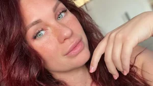 Thumbnail voor Mellisa (31) liet ooglidcorrectie doen: 'Eyeliner verdween door overtollige huid'