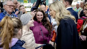 Koningin Máxima praat met Oekraïense Julia (12) die lijdt aan kanker