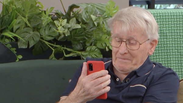 Opa Jeroen (81) vertelt in 'LLDL' zijn kleindochter over de zoen met zijn date: 'Op de mond!'