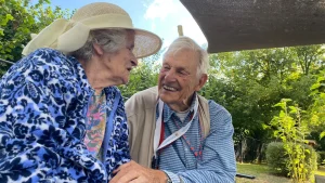 Thumbnail voor Peter (90) fietst elke dag 34 kilometer naar zijn vrouw met alzheimer: 'Zij is mijn drijfveer'