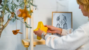 Thumbnail voor Carlijn verloor haar baby, nu maakt ze urnen voor kinderen: 'Troostend en verzachtend'