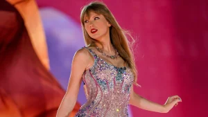 Thumbnail voor Trouble: Taylor Swift struikelt over jurk en raakt geblesseerd tijdens optreden