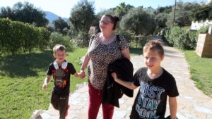 Thumbnail voor Sabine en haar zoontjes gaan naar Corfu in 'Steenrijk, Straatarm': 'Alsof het een droom is'