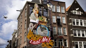 Thumbnail voor Echte koningsactie: Amsterdams café steunt Amalia met gevelversiering en knipoog naar Ramses Shaffy