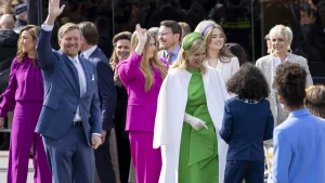 Thumbnail voor Koninklijke familie gaat voor kleurrijk: dit dragen ze tijdens Koningsdag