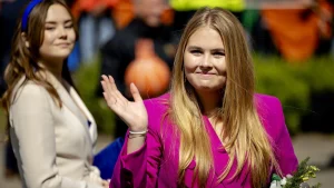 Thumbnail voor Sam Hoevenaar loopt mee op Koningsdag: 'Menigtes gillen voor Amalia, die ontspannen haar rol vervult'