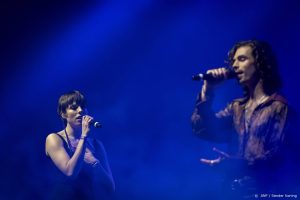 Thumbnail voor Mia Nicolai en Dion Cooper zingen live aangepast songfestivallied