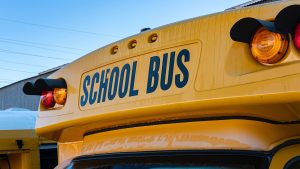 Thumbnail voor Amerikaanse tiener (13) redt schoolbus nadat chauffeur flauwvalt