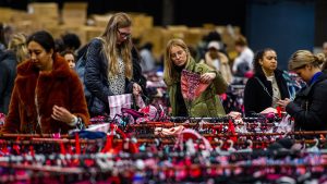 Thumbnail voor Lingerie-hysterie: groep vrouwen met elkaar op de vuist tijdens kledingbeurs in Ahoy