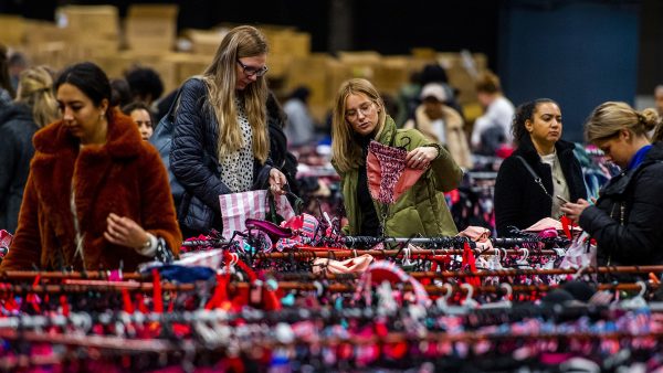 groep vrouwen met elkaar op de vuist tijdens kledingbeurs in Ahoy