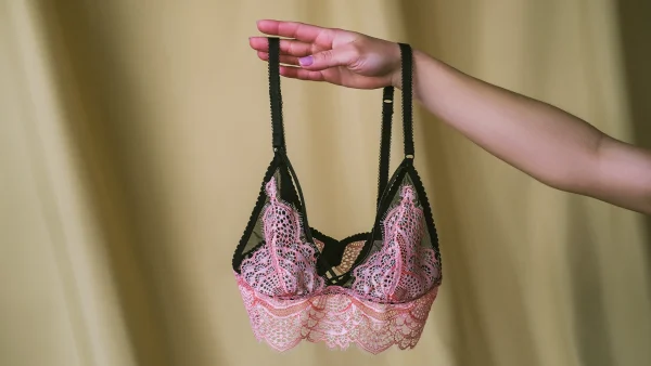 Petra aangevallen door groep vrouwen tijdens lingeriebeurs in Ahoy: 'Ik zag de hak van een schoen aankomen'