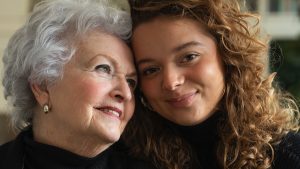 Thumbnail voor Carla (81) vertelt kleindochter over leven na Tweede Wereldoorlog: 'Pleegvader noemde mij vuile rotjodin'