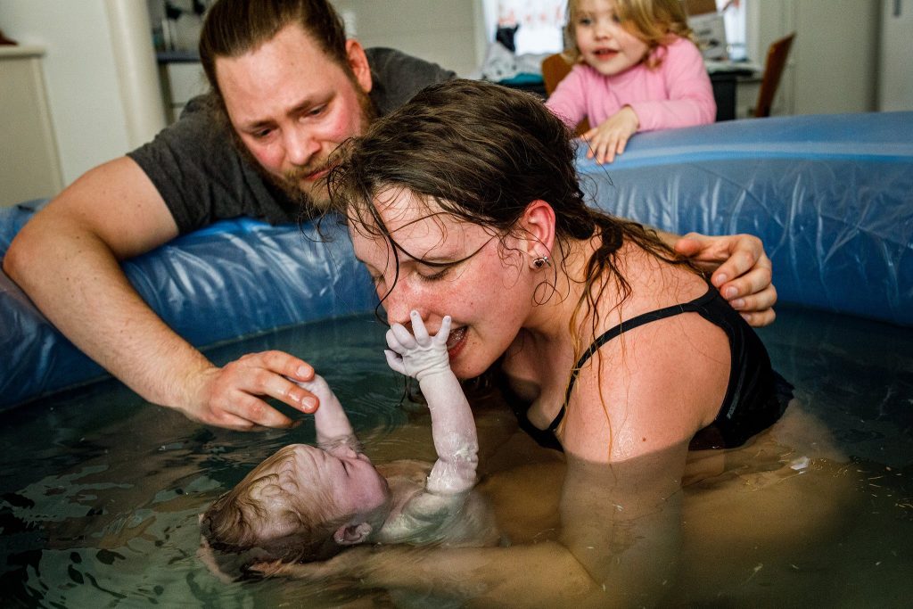 Jaleesa's dochter (3) was bij de bevalling: 'Ze aaide me over mijn hoofd', foto: Christie Agema Fotografie