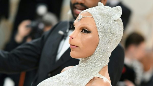 Parels, goud én een kattenmens: de opvallendste Met Gala-looks