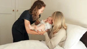 Thumbnail voor Jonge moeders verliezen na de bevalling vier keer zo veel slaap als vaders