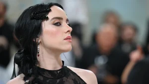 Thumbnail voor De cat eye domineert het Met Gala: zo creëer jij zelf deze look