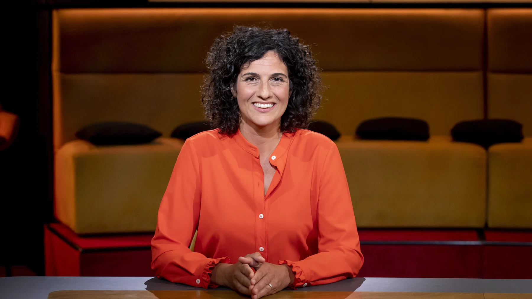 Gast in talkshow 'Op1' valt van tafel: 'Ze maakt het goed, gelukkig'