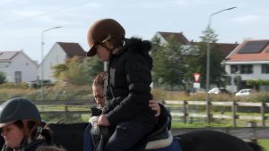 Thumbnail voor Celine (11), die in rolstoel zit, gaat paardrijden in 'Steenrijk, Straatarm': 'Heb me over mijn angst heen gezet'