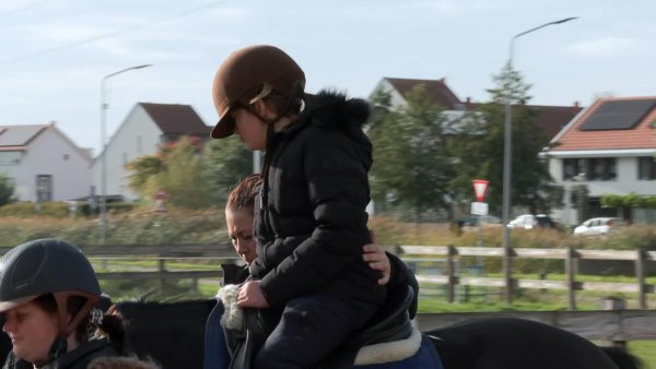 Celine op paard Doortje in 'Steenrijk, Straatarm'