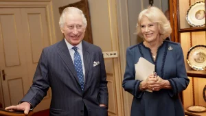 Thumbnail voor Royal class: koning Charles en vrouw Camilla spreken boodschap in voor treinreizigers