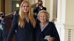 Thumbnail voor Amalia en Beatrix wonen pre-kroningsfeestje Charles bij in Londen