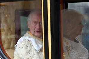 Thumbnail voor Koning Charles gekroond in Westminster Abbey, ook Camilla gekroond en daarmee officieel koningin