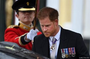 The Sun: 'Prins Harry uur na kroning Charles onderweg naar VS'