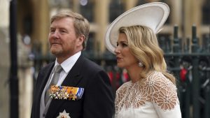 Wat een pláátje: Koningin Máxima schittert in Nederlandse jurk en Britse hoed bij kroning