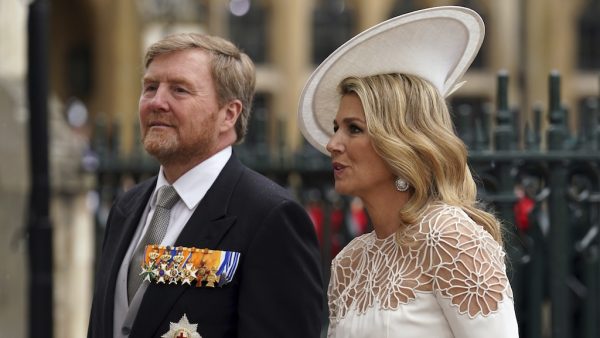 Wat een pláátje: Koningin Máxima schittert in Nederlandse jurk en Britse hoed bij kroning