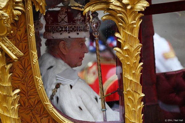 Staatsieportret: eerste officiële foto van Charles na kroning gedeeld
