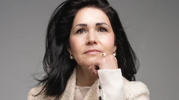 Roya ontvluchtte Iran: Regime beroofde me van mijn mooiste jaren