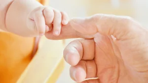 Thumbnail voor Ruziënde ouders willen baby niet meer en staan hem af aan de politie: 'Met bloedend hart kindje verzorgd'