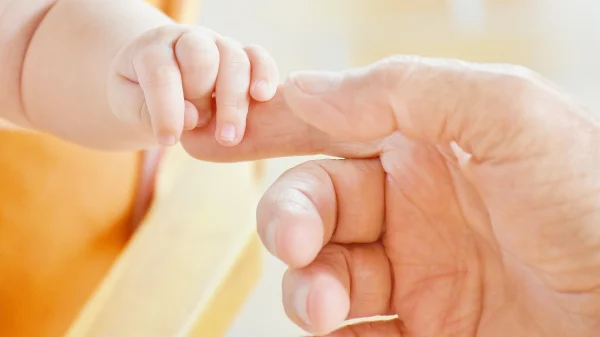 baby afstaan politie