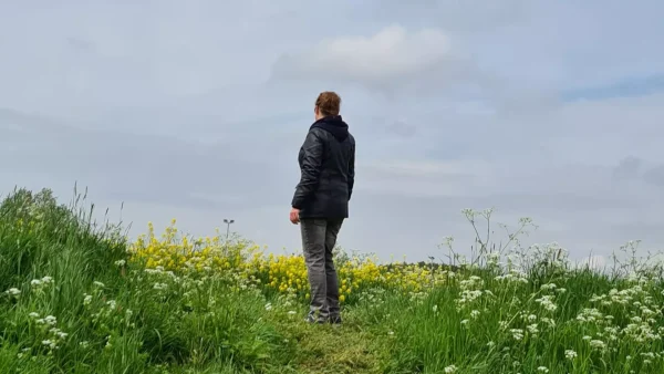 Anouk (34) is gay en gelovig: Familieleden kijkt me niet meer aan