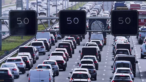 Bevalling op de snelweg: kind geboren in file op A2 in Limburg