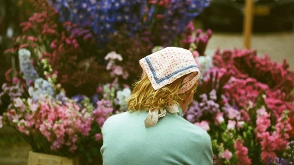 Tjitske Reidinga deelt bloemen uit aan 'moeders met een deukje in hun hart'