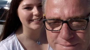 Thumbnail voor Peter viert Feyenoord-kampioenschap voor overleden dochter Lotte (21): 'Ze dacht altijd eerst aan anderen'