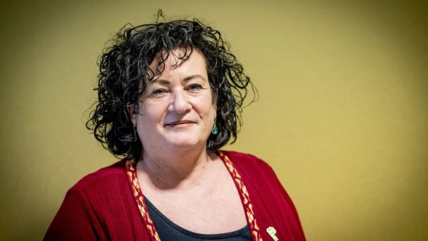 Caroline van der Plas mist haar overleden man Jan enorm: 'Hij staat naast mijn bed in een urn'