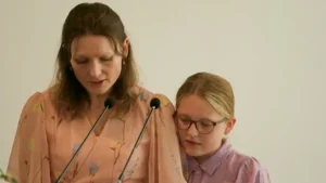 Thumbnail voor Moeder Annika houdt ontroerende toespraak op uitvaart van haar Emelie (11): 'Ik ben sprakeloos trots op jou'