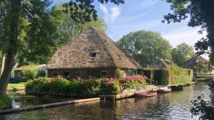 Thumbnail voor Zomerse toerist in Giethoorn zónder de drukte? Dan slaap je toch gewoon hier