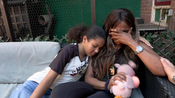 Conchita in tranen in 'Steenrijk, Straatarm